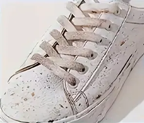 manchas y puntos: tenis antes de la limpieza